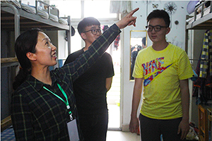 校学生处、保卫处到麻豆做爱
检查宿舍安全工作.jpg